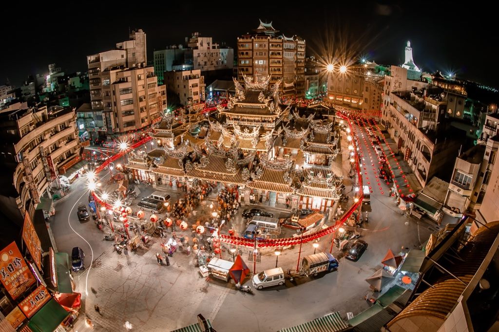 shows the temple in its entirety through a fish eye lens creating a cool effect